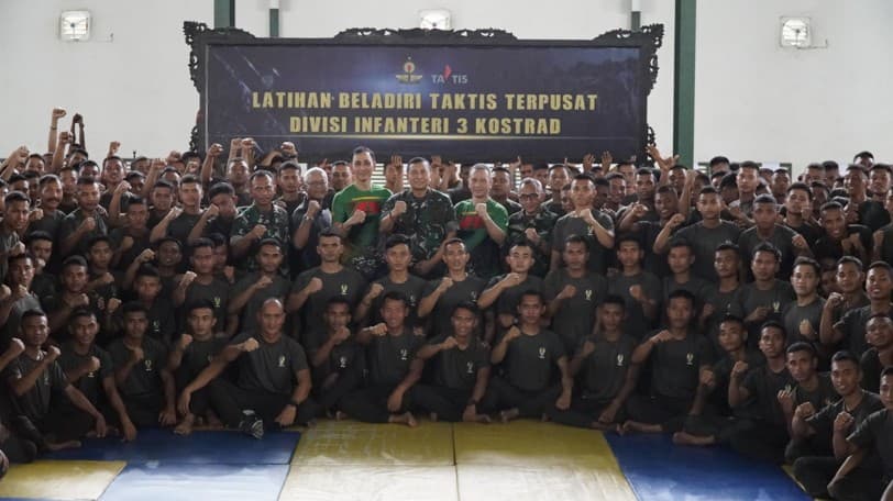 Partisipasi pembekalan bela diri Ketua Umum PPPAD di Divisi 3 Kostrad 2